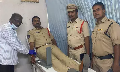 రక్తదానం చేసి మహిళ ప్రాణాలను కాపాడిన ఎస్సై