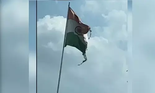 కేసీఆర్ సొంత ఇలాకలో జాతీయ జెండాకు అవమానం (వీడియో)