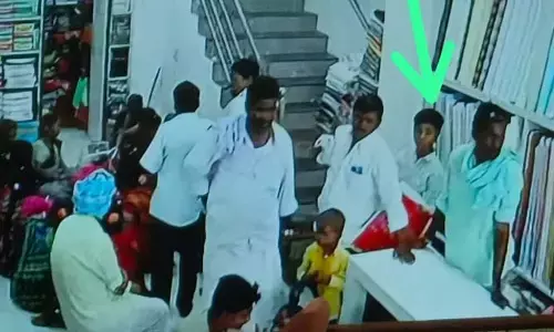 షాపింగ్ కి వెళ్లిన పెళ్లి బృందం.. దుకాణంలో రూ. లక్ష మాయం..!