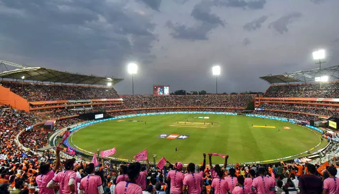 ఉప్పల్ స్టేడియంలో నకిలీ టికెట్ల కలకలం ఉప్పల్ స్టేడియంలో నకిలీ టికెట్ల కలకలం