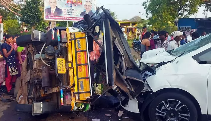 బ్రేకింగ్ : మిర్చి కూలీల ఆటోని ఢీకొన్న కారు.. ఇద్దరు మృతి