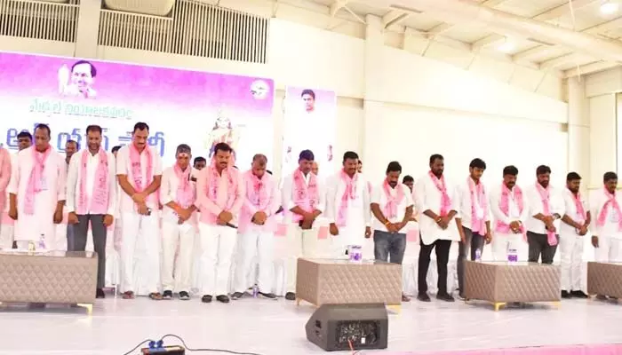ఘనంగా బీఆర్ఎస్ ఆవిర్భావ దినోత్సవ సభ.. గైర్హాజరైన మాజీ ఎమ్మెల్యే, జడ్పీ చైర్మన్ ఘనంగా బీఆర్ఎస్ ఆవిర్భావ దినోత్సవ సభ.. గైర్హాజరైన మాజీ ఎమ్మెల్యే, జడ్పీ చైర్మన్