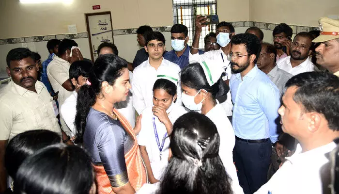 పేదలకు అందుబాటులో విద్యా, వైద్యం: వైద్య ఆరోగ్య శాఖ మంత్రి విడదల రజని పేదలకు అందుబాటులో విద్యా, వైద్యం: వైద్య ఆరోగ్య శాఖ మంత్రి విడదల రజని