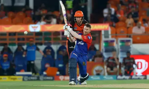 ఈ సీజన్‌లోనే మొట్టమొదటి సిక్స్ కొట్టిన డేవిడ్ వార్నర్