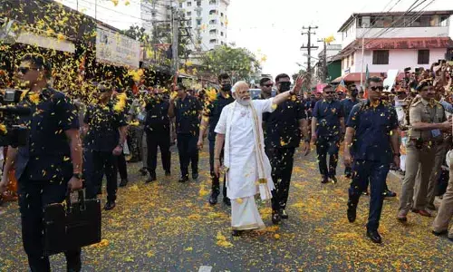 కమ్యూనిస్టుల కంచు కోటలో మోడీ రోడ్ షో.. (వీడియో)