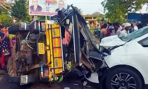 బ్రేకింగ్ : మిర్చి కూలీల ఆటోని ఢీకొన్న కారు.. ఇద్దరు మృతి