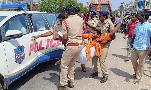 సీఎం కేసీఆర్ నియోజకవర్గంలో సాగునీటి కోసం రోడ్డెక్కిన రైతులు