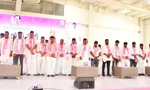 ఘనంగా బీఆర్ఎస్ ఆవిర్భావ దినోత్సవ సభ.. గైర్హాజరైన మాజీ ఎమ్మెల్యే, జడ్పీ చైర్మన్