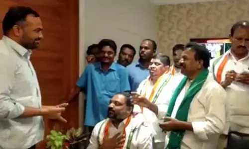 కలెక్టర్ కాళ్లు మొక్కిన కాంగ్రెస్ నేత.. ఎందుకోసమంటే..?