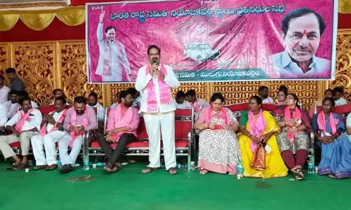 ములుగులో గులాబీ జెండా రెపరెపలు..