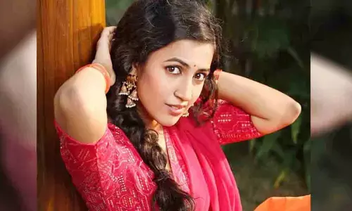 నిహారికను ఎండలో ఫ్యాన్‌గా వాడుతున్నారా?