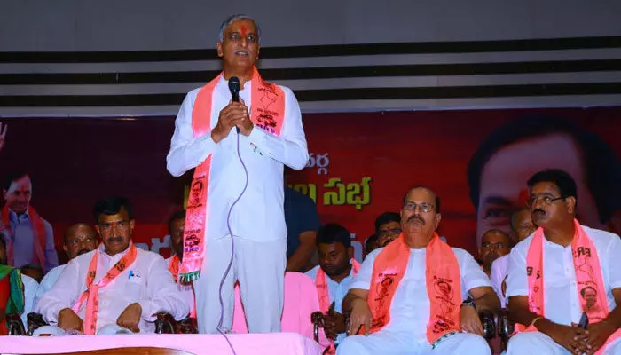 తెలంగాణ అభివృద్ధికి కేంద్రం మోకాలడ్డు: మంత్రి హరీష్ రావు తెలంగాణ అభివృద్ధికి కేంద్రం మోకాలడ్డు: మంత్రి హరీష్ రావు
