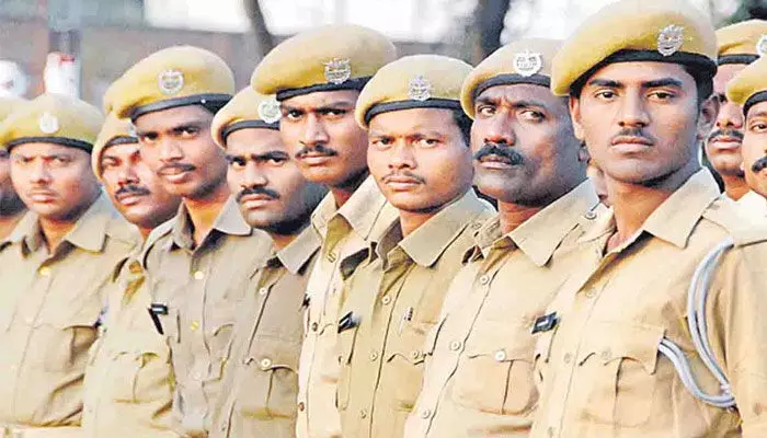 హోంగార్డులతో ఇళ్లల్లో వెట్టిచాకిరీ..ఉద్యోగం ఊడగొడతామని బెదిరింపులు హోంగార్డులతో ఇళ్లల్లో వెట్టిచాకిరీ..ఉద్యోగం ఊడగొడతామని బెదిరింపులు
