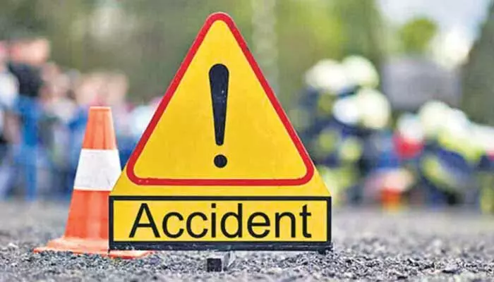 బ్రేకింగ్ : చెట్టును బలంగా ఢీకొన్న కారు.. ముగ్గురు స్పాట్ డెడ్ బ్రేకింగ్ : చెట్టును బలంగా ఢీకొన్న కారు.. ముగ్గురు స్పాట్ డెడ్
