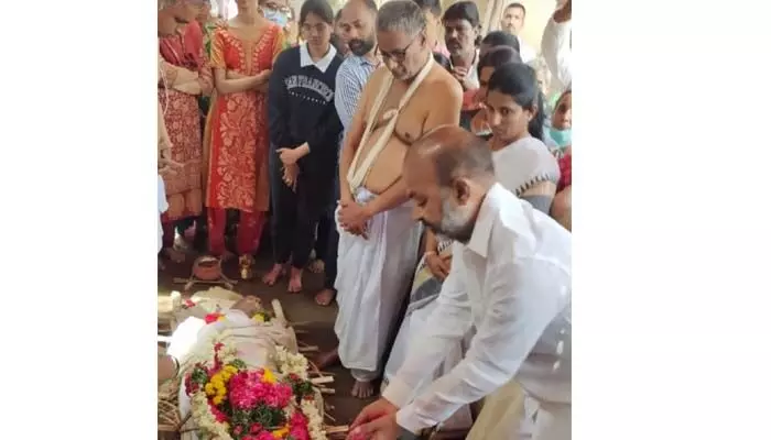 అంతిమయాత్రలో పాల్గొన్న బండి సంజయ్.. అంతిమయాత్రలో పాల్గొన్న బండి సంజయ్..
