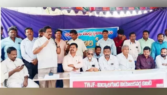 జర్నలిస్టుల సమస్యలను సీఎం దృష్టికి తీసుకెళ్తా : మాజీ ఎమ్మెల్యే జూలకంటి జర్నలిస్టుల సమస్యలను సీఎం దృష్టికి తీసుకెళ్తా : మాజీ ఎమ్మెల్యే జూలకంటి