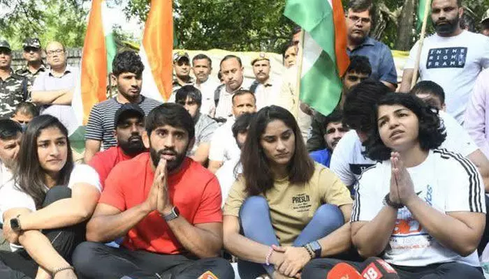 మా ‘మన్ కీ బాత్’ వినండి.. ప్రధాని మోడీకి రెజ్లర్ల విజ్ఞప్తి మా ‘మన్ కీ బాత్’ వినండి.. ప్రధాని మోడీకి రెజ్లర్ల విజ్ఞప్తి