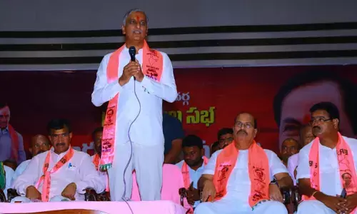 తెలంగాణ అభివృద్ధికి కేంద్రం మోకాలడ్డు: మంత్రి హరీష్ రావు