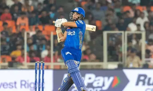 అర్జున్ టెండూల్కర్ మొదటి సిక్సే భారీగా కొట్టేశాడుగా..(వీడియో)