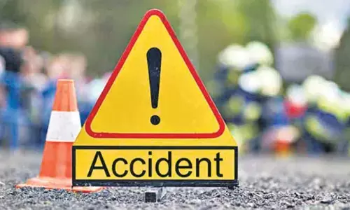 బ్రేకింగ్ : చెట్టును బలంగా ఢీకొన్న కారు.. ముగ్గురు స్పాట్ డెడ్