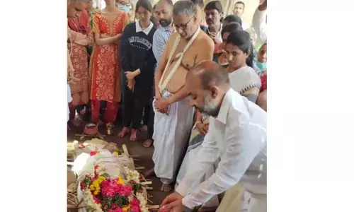 అంతిమయాత్రలో పాల్గొన్న బండి సంజయ్..