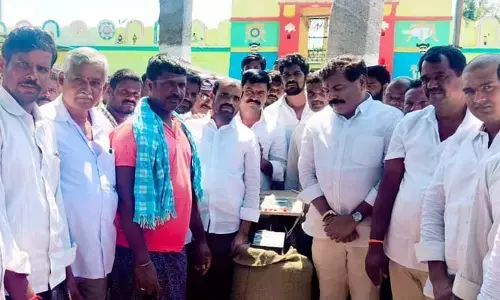 వరి ధాన్యం కొనుగోలు కేంద్రాన్ని ప్రారంభించిన ఎమ్మెల్యే బీరం..