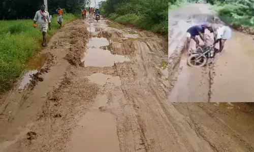 రోడ్డు ఎలా.. ప్రయాణం సాగేది ఎలా ?