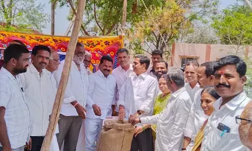 ధాన్యం కొనుగోలు కేంద్రాన్ని ప్రారంభించిన ఎమ్మెల్యే చిట్టెం..