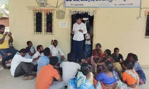 ఐకేపీ సెంటర్లలో ధాన్యం కొనుగోలు చేయాలని పురుగులమందుతో రైతులు నిరసన..