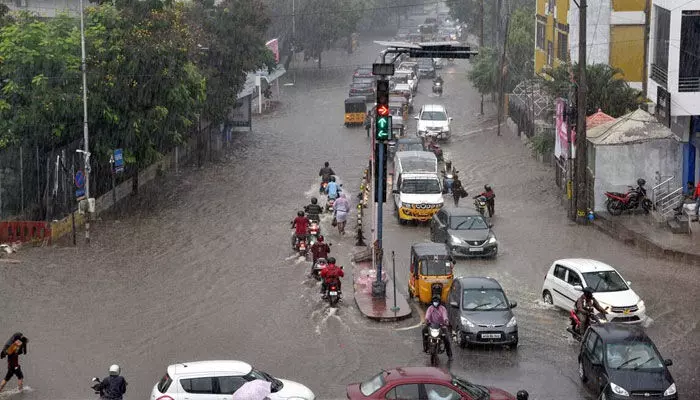 మరో ఐదు రోజులు సిటీకి వర్ష సూచన.. అప్రమత్తమైన GHMC మరో ఐదు రోజులు సిటీకి వర్ష సూచన.. అప్రమత్తమైన GHMC