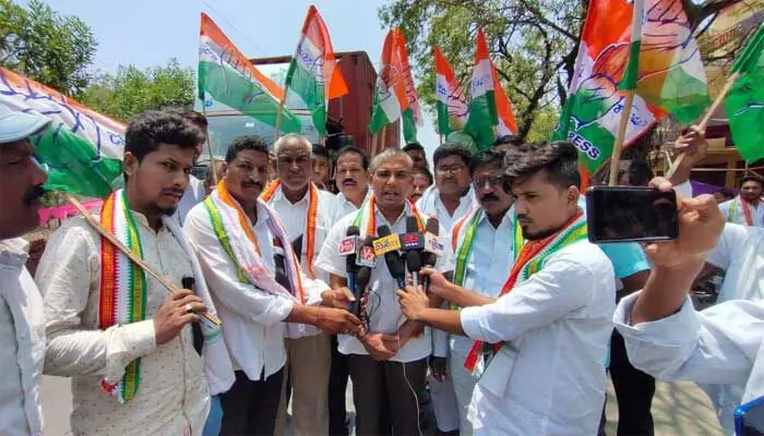 మెట్ పల్లిలో కాంగ్రెస్ నాయకుల ధర్నా... మెట్ పల్లిలో కాంగ్రెస్ నాయకుల ధర్నా...