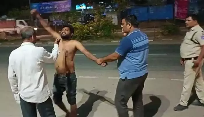 మద్యం మత్తులో వ్యక్తి హల్ చల్.. మద్యం మత్తులో వ్యక్తి హల్ చల్..