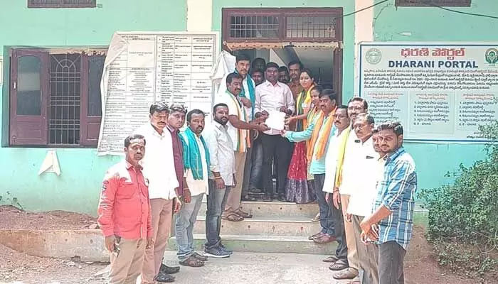 నష్టపోయిన రైతులను ఆదుకోవాలి.. ఎమ్మార్వోకు వినతి పత్రం.. నష్టపోయిన రైతులను ఆదుకోవాలి.. ఎమ్మార్వోకు వినతి పత్రం..
