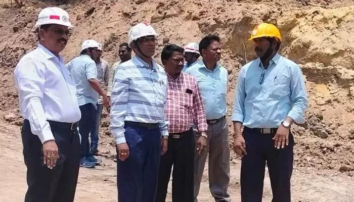 బొగ్గు ఉత్పత్తి లక్ష్యం పై దృష్టి సారించాలి : డైరెక్టర్ వెంకటేశ్వరరెడ్డి.. బొగ్గు ఉత్పత్తి లక్ష్యం పై దృష్టి సారించాలి : డైరెక్టర్ వెంకటేశ్వరరెడ్డి..