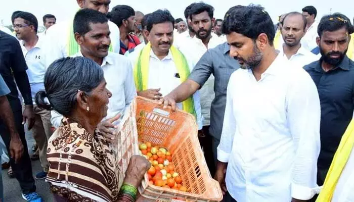 Yuvagalam: పల్లె కన్నీరు తుడుస్తాం: Nara lokesh Yuvagalam: పల్లె కన్నీరు తుడుస్తాం: Nara lokesh