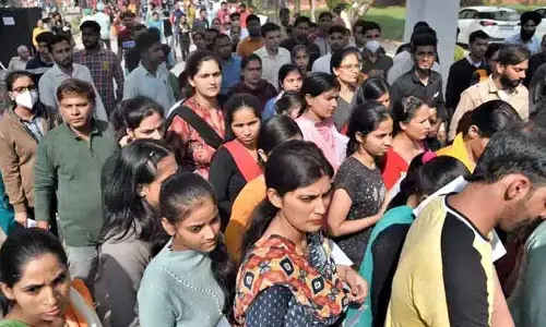 ఇన్నాళ్లు కళ్లు కాయలు కాచేలా ఎదురుచూశాం.. ఒకేరోజు 4 పరీక్షలు పెడితే ఎట్ల?
