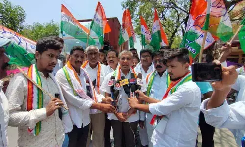 మెట్ పల్లిలో కాంగ్రెస్ నాయకుల ధర్నా...
