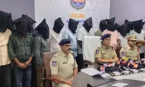 నకిలీ ఇన్సూరెన్స్ పత్రాల ముఠా అరెస్ట్.. వివరాలు వెల్లడించిన గద్వాల ఎస్పీ సృజన