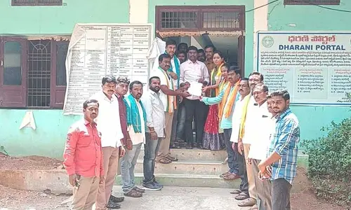 నష్టపోయిన రైతులను ఆదుకోవాలి.. ఎమ్మార్వోకు వినతి పత్రం..