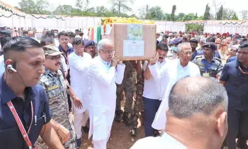 జవాన్ల శవపేటిక మోసిన సీఎం.. మావోయిస్టులకు స్ట్రాంగ్ వార్నింగ్