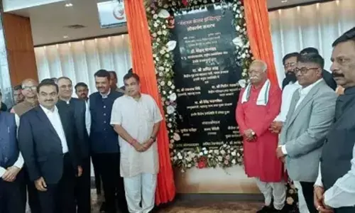 ఒకే వేదికపై గడ్కరీ, అదానీ, ఆరెస్సెస్ చీఫ్..