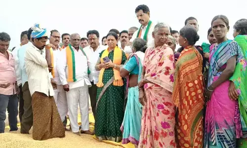 తడిసిన ధాన్యాన్ని ప్రభుత్వమే కొనాలి: డీకే అరుణ
