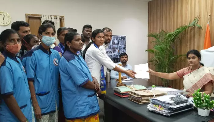 జీతాల్లేవ్..మాతా శిశు దావఖాన సిబ్బంది ఇబ్బందులు జీతాల్లేవ్..మాతా శిశు దావఖాన సిబ్బంది ఇబ్బందులు
