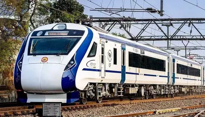 Vande Bharat Expressపై రాళ్ల దాడి.. పోలీసుల అదుపులో అనుమానితులు Vande Bharat Expressపై రాళ్ల దాడి.. పోలీసుల అదుపులో అనుమానితులు
