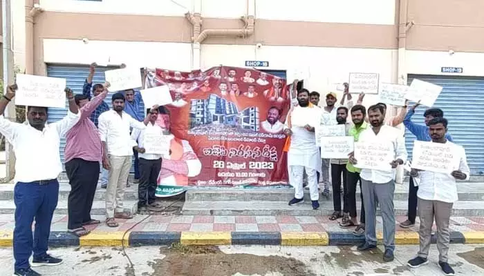 డబుల్ బెడ్ రూమ్ ఇళ్ల దగ్గర బీజేపీ నిరసన.. డబుల్ బెడ్ రూమ్ ఇళ్ల దగ్గర బీజేపీ నిరసన..