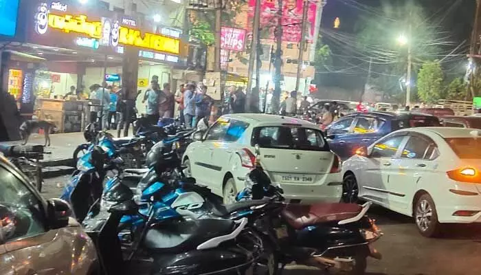నో పార్కింగ్.. రాఘవేంద్ర హోటల్ ముందు రోడ్డుపైన అక్రమ పార్కింగ్.. నో పార్కింగ్.. రాఘవేంద్ర హోటల్ ముందు రోడ్డుపైన అక్రమ పార్కింగ్..