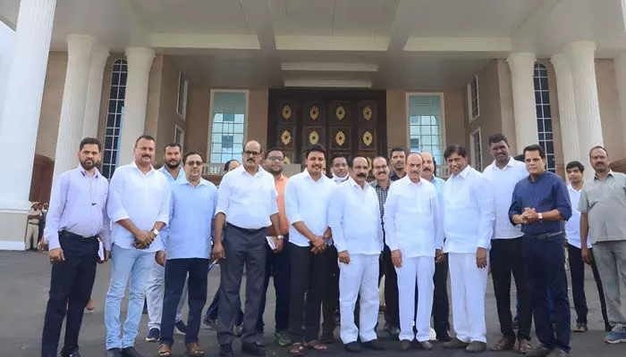 ఇలాంటి సచివాలయం కట్టించడం ఒక్క కేసీఆర్కే సాధ్యం: హోంమంత్రి మహమూద్ అలీ ఇలాంటి సచివాలయం కట్టించడం ఒక్క కేసీఆర్కే సాధ్యం: హోంమంత్రి మహమూద్ అలీ