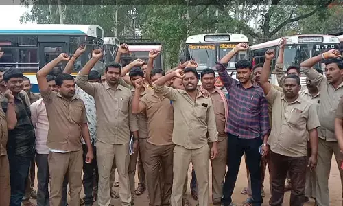 ఆర్టీసీ అద్దె బస్సుల ఓనర్లు, డ్రైవర్ల మెరుపు సమ్మె