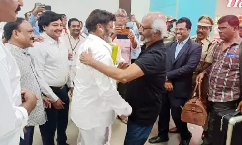 Nandamuri Balakrishna: విజయవాడకు రజినీకాంత్.. స్వాగతం పలికిన బాలకృష్ణ (ఫొటోస్)
