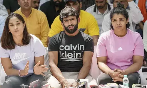 ఈ స్థితిలో చూస్తుంటే గుండె తరుక్కుపోతుంది.. రెజ్లర్లకు పెరుగుతోన్న మద్దతు